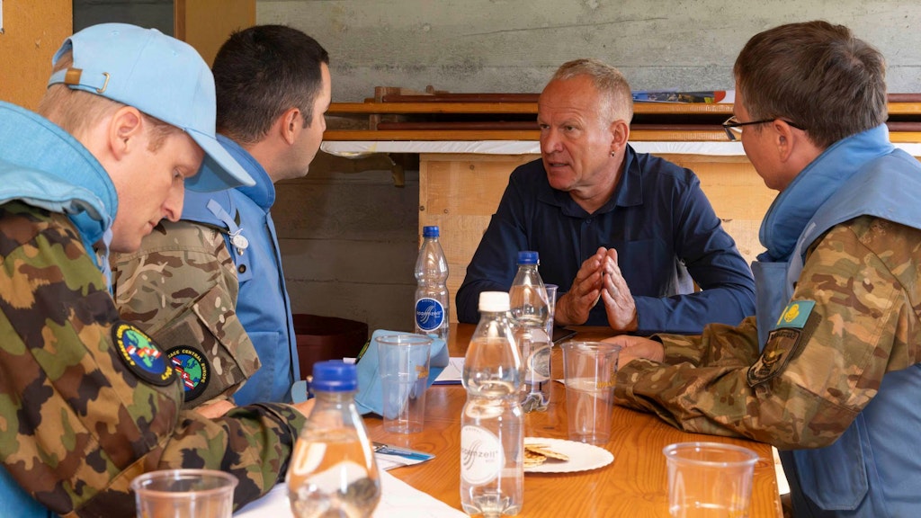 Imparare attraverso la diversità: gli istruttori accompagnano partecipanti provenienti da tutto il mondo in scenari realistici nell’ambito del corso per osservatori militari dell’ONU.