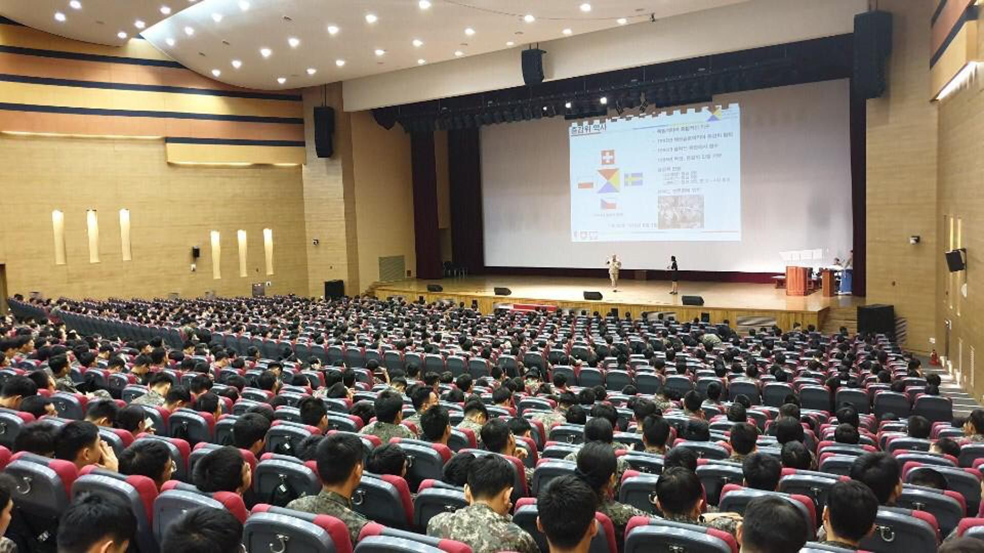 Uno dei compiti della NNSC consiste nell’informare i soldati sudcoreani sul trattato di armistizio e sul mandato della NNSC.