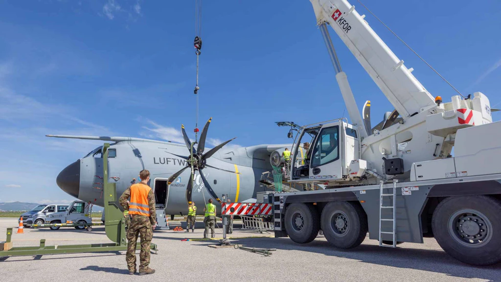Fino a questo momento era stato possibile sostituire un rotore di un Airbus A400M delle forze aeree tedesche solamente in officine specializzate di riparazione. Grazie ai veicoli speciali e al vasto know-how svizzeri è stato possibile effettuare con successo la sostituzione.