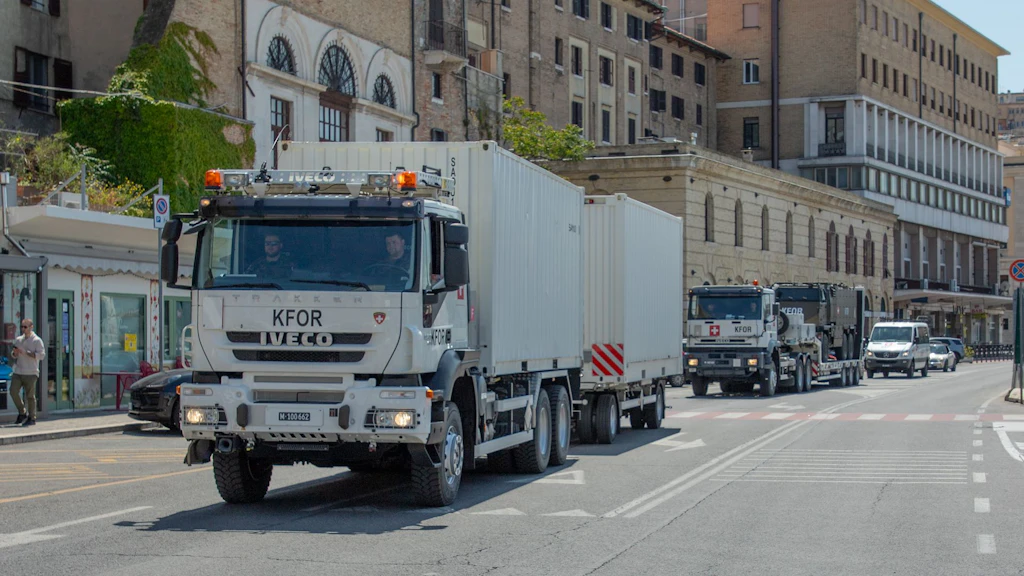 Per sorvolare o attraversare Stati di transito occorre presentare di volta in volta una richiesta di transito militare separata, che deve essere trasmessa per esame alle autorità militari competenti per il tramite dell’addetto militare.