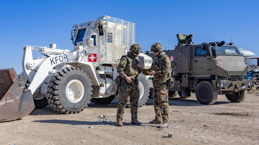 La SWISSCOY sostiene la KFOR con prestazioni operative per l’adempimento dei compiti principali della missione. In questo modo crea un valore aggiunto diversificato per l’Esercito svizzero, in termini di materiale, capacità, procedure d’impiego e processi.