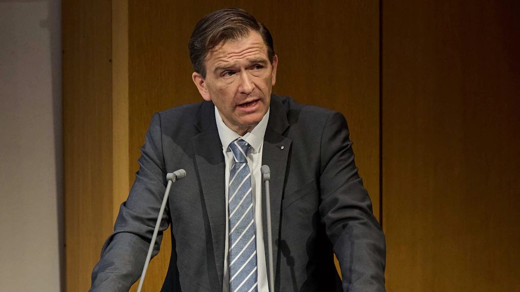 Il responsabile del Dipartimento militare, di giustizia e polizia Jakob Signer sul podio degli oratori.
