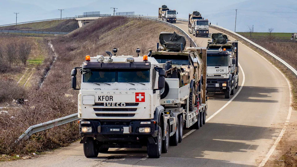 La Svizzera fornisce la compagnia di trasporto alla KFOR, che provvede a prestazioni operative a tutte le Nazioni che contribuiscono alle truppe in questa missione, come il trasporto di veicoli della Bundeswehr.