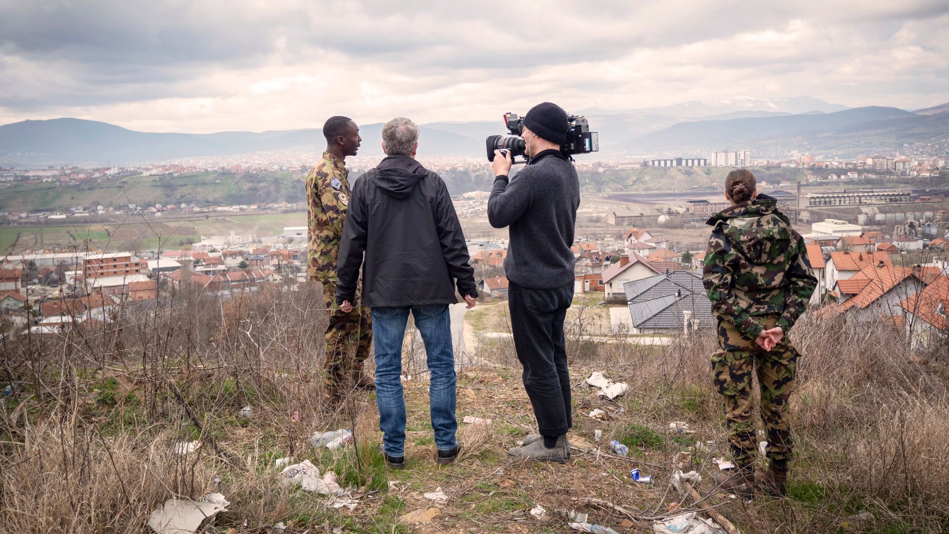 Affinché i rappresentanti dei media possano farsi un’idea in loco degli impieghi di promovimento della pace dell’Esercito svizzero, la Comunicazione SWISSINT organizza visite per i media, come in questo caso presso la SWISSCOY in Kosovo.