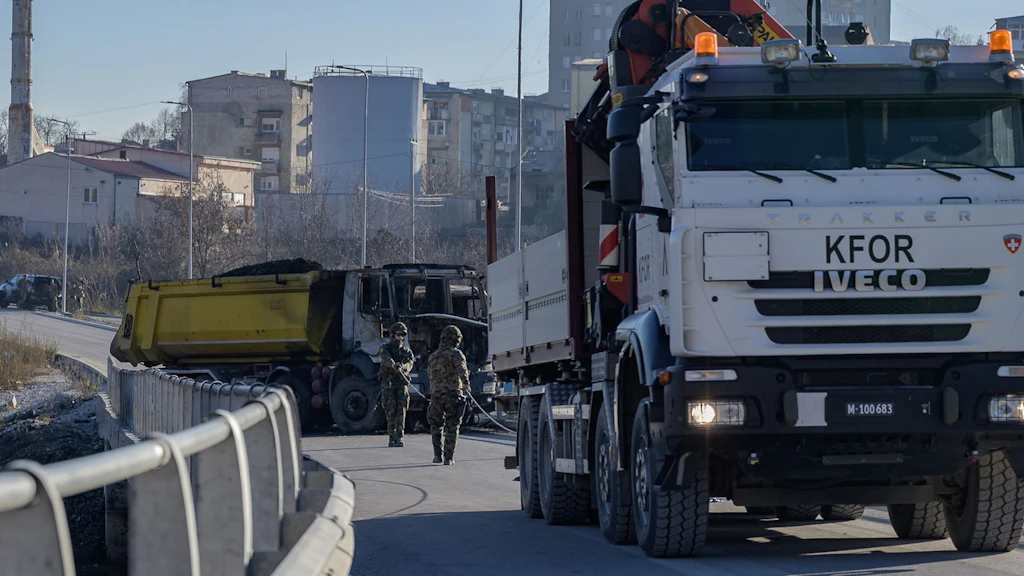 La situazione in Kosovo rimane instabile. Nel dicembre 2022, nel nord del Kosovo ci sono state proteste prolungate della popolazione serba, durante le quali sono state erette barricate e blocchi stradali. In qualità di parte del Mobility Support Detachment, membri della SWISSCOY hanno rimosso questi ostacoli.