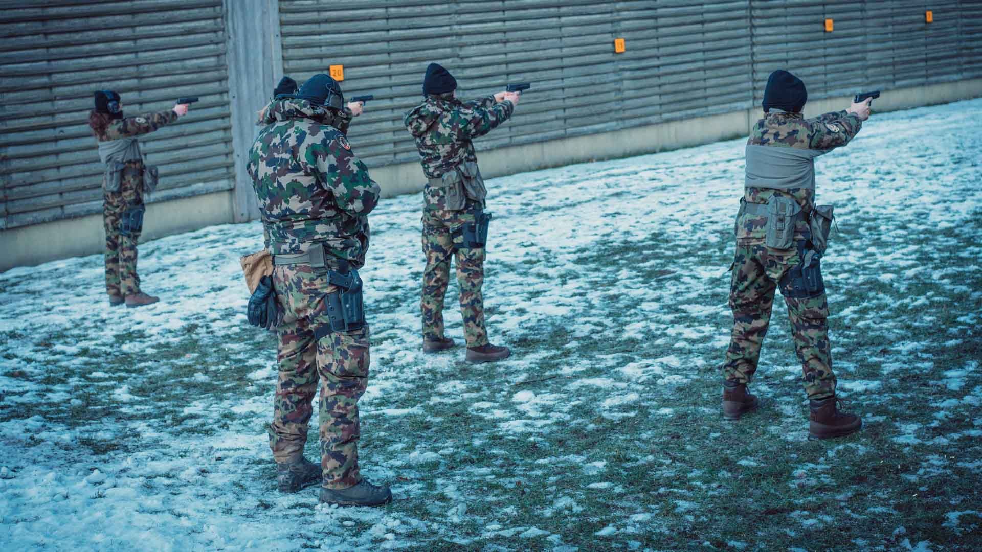 Una parte importante dell’istruzione specifica all’impiego per un impiego di promovimento della pace è l’istruzione al tiro per l’autoprotezione, anche per le donne che prestano un impiego a favore di SWISSCOY KFOR ed EUFOR LOT senza conoscenze militari pregresse.