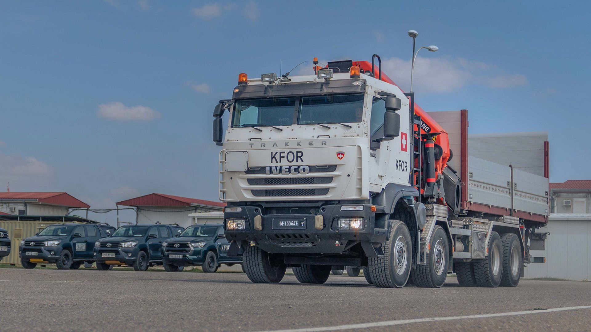 L’assunzione del comando della compagnia di trasporto significa anche un "Return on Investment" per l'Esercito svizzero: può imparare dal Benchmark delle nazioni che contribuiscono alle truppe KFOR e sviluppare nuove procedure che torneranno nell’Esercito come importante esperienza.