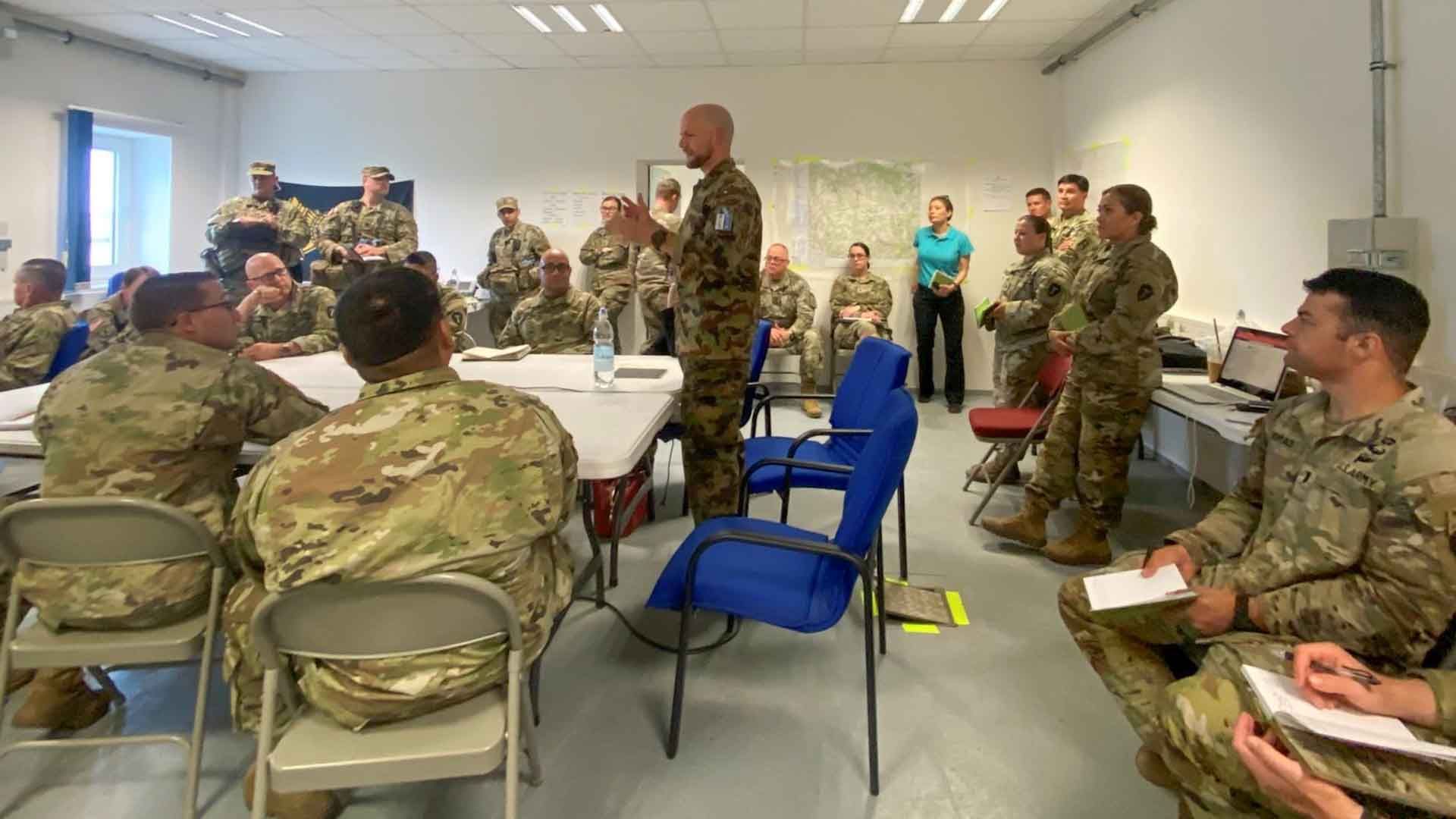 I processi di leadership dell'Esercito svizzero, l'adattabilità di un ufficiale svizzero e le classiche virtù svizzere come la puntualità, la precisione, la resistenza e l'affidabilità hanno aiutato il Maggiore SMG Christian Hiltbrunner a lavorare in modo efficiente ed efficace in un ambiente internazionale.