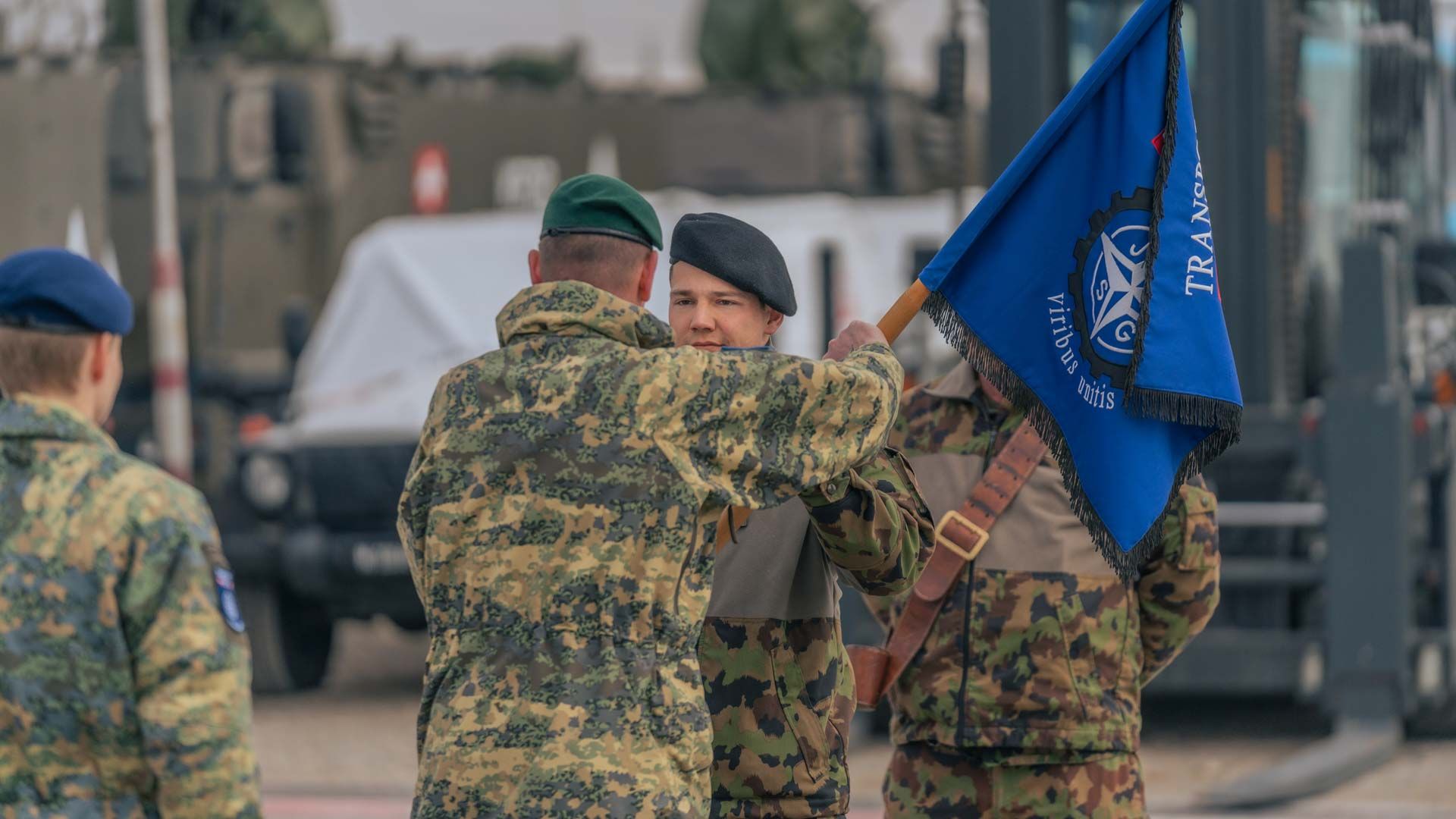 Il 9 marzo 2024, SWISSCOY ha assunto il comando della Compagnia di trasporto KFOR dall’Esercito Austriaco. Questo off re all’Esercito svizzero e ai suoi quadri di milizia e professionisti, l’opportunità di acquisire un’ampia esperienza in un contesto internazionale.